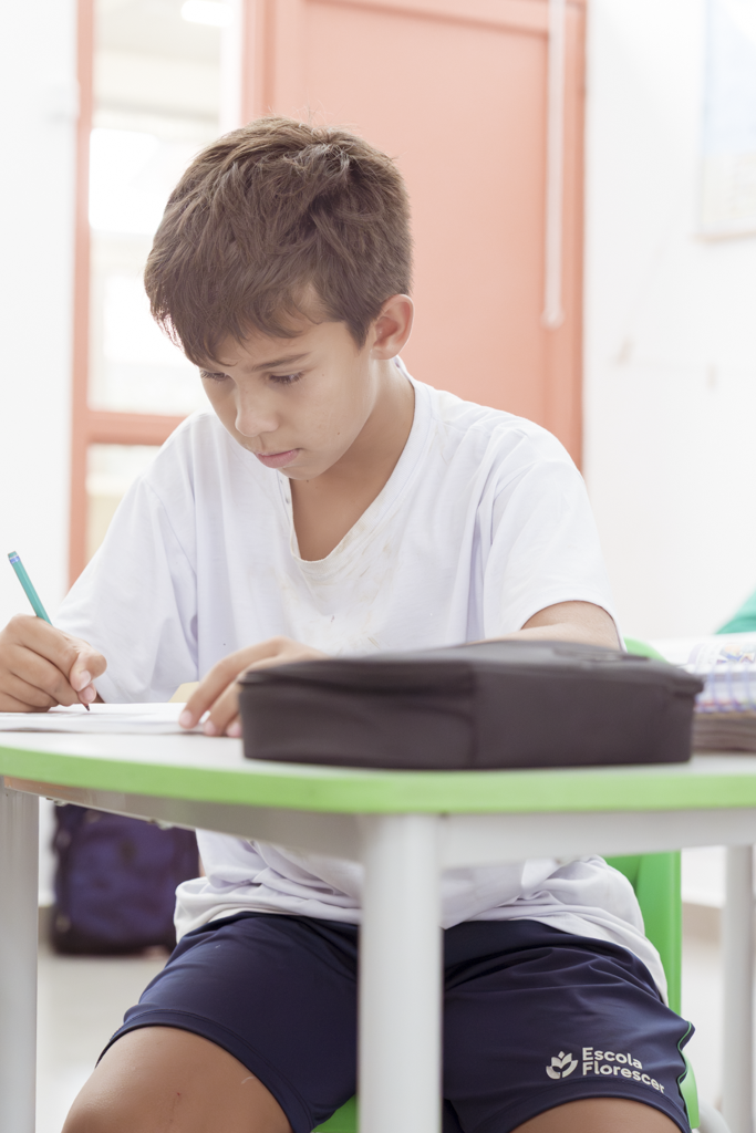 Crianças estudando inglês